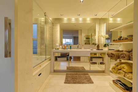Apartamento à venda com 363m², 4 quartos e 4 vagas Apartamento à venda com 363m², 4 quartos e 4 vagasBanheiro da Suíte 3