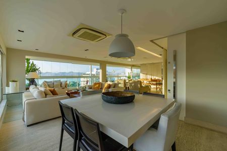 Apartamento à venda com 363m², 4 quartos e 4 vagas Apartamento à venda com 363m², 4 quartos e 4 vagasSala