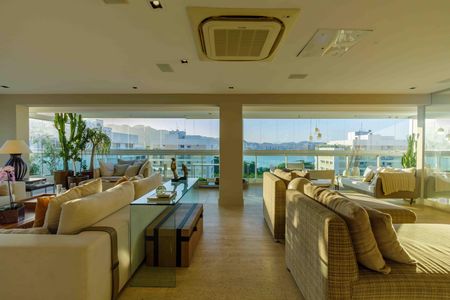 Apartamento à venda com 363m², 4 quartos e 4 vagas Apartamento à venda com 363m², 4 quartos e 4 vagasSala