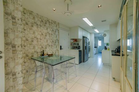 Apartamento à venda com 363m², 4 quartos e 4 vagas Apartamento à venda com 363m², 4 quartos e 4 vagasCozinha