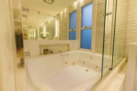 Apartamento à venda com 363m², 4 quartos e 4 vagas Apartamento à venda com 363m², 4 quartos e 4 vagasBanheiro da Suíte 3