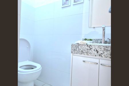 Casa à venda com 87m², 3 quartos e 2 vagas Casa à venda com 87m², 3 quartos e 2 vagasBanheiro social