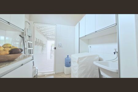 Casa à venda com 87m², 3 quartos e 2 vagas Casa à venda com 87m², 3 quartos e 2 vagasÁrea de Serviço