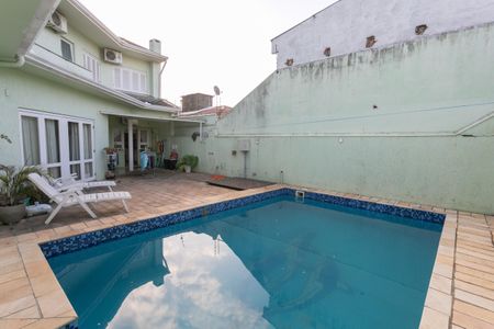 Casa à venda com 326m², 4 quartos e 2 vagas Casa à venda com 326m², 4 quartos e 2 vagasPiscina