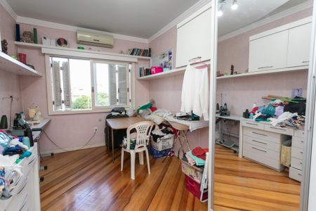 Casa à venda com 326m², 4 quartos e 2 vagas Casa à venda com 326m², 4 quartos e 2 vagasQuarto