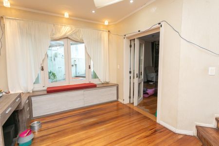 Casa à venda com 326m², 4 quartos e 2 vagas Casa à venda com 326m², 4 quartos e 2 vagasSala 1