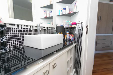 Casa à venda com 326m², 4 quartos e 2 vagas Casa à venda com 326m², 4 quartos e 2 vagasBanheiro Suíte 2