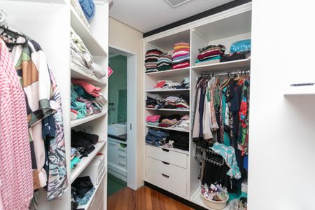 Casa à venda com 326m², 4 quartos e 2 vagas Casa à venda com 326m², 4 quartos e 2 vagasCloset Suíte 3