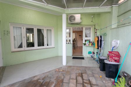 Casa à venda com 326m², 4 quartos e 2 vagas Casa à venda com 326m², 4 quartos e 2 vagasVaranda