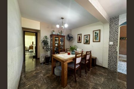 Casa à venda com 350m², 8 quartos e 2 vagas Casa à venda com 350m², 8 quartos e 2 vagasSala de Jantar