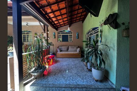 Casa à venda com 350m², 8 quartos e 2 vagas Casa à venda com 350m², 8 quartos e 2 vagasVaranda