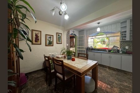 Casa à venda com 350m², 8 quartos e 2 vagas Casa à venda com 350m², 8 quartos e 2 vagasSala de Jantar