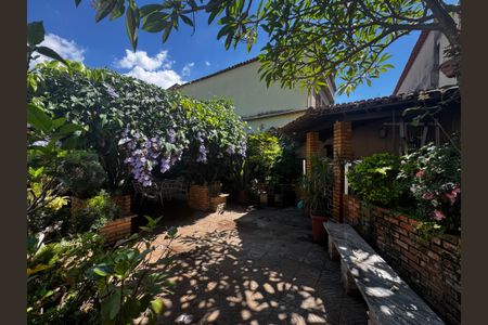 Casa à venda com 350m², 8 quartos e 2 vagas Casa à venda com 350m², 8 quartos e 2 vagasJardim