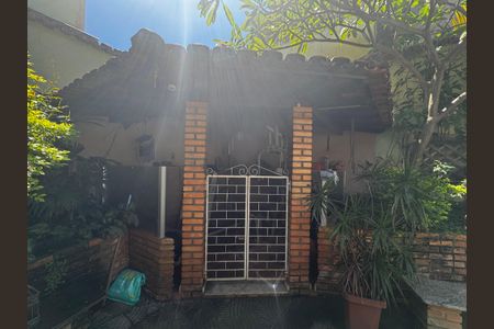 Casa à venda com 350m², 8 quartos e 2 vagas Casa à venda com 350m², 8 quartos e 2 vagasÁrea de lazer - Academia