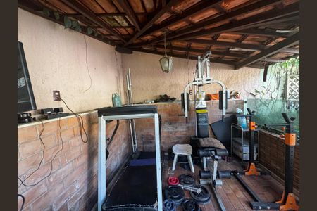 Casa à venda com 350m², 8 quartos e 2 vagas Casa à venda com 350m², 8 quartos e 2 vagasÁrea de lazer - Academia