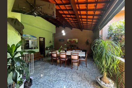 Casa à venda com 350m², 8 quartos e 2 vagas Casa à venda com 350m², 8 quartos e 2 vagasVaranda