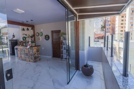Apartamento à venda com 300m², 4 quartos e 2 vagasVaranda da Cobertura Linear