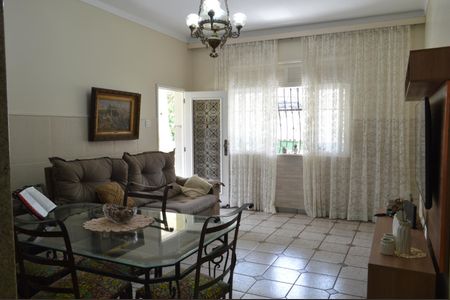 Casa à venda com 310m², 5 quartos e 4 vagasSala