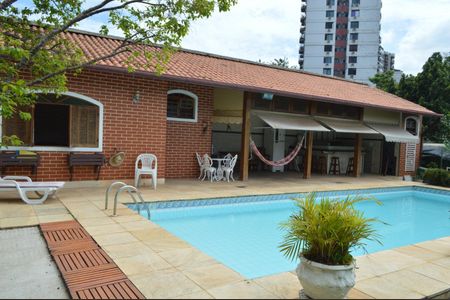 Casa à venda com 310m², 5 quartos e 4 vagasPiscina