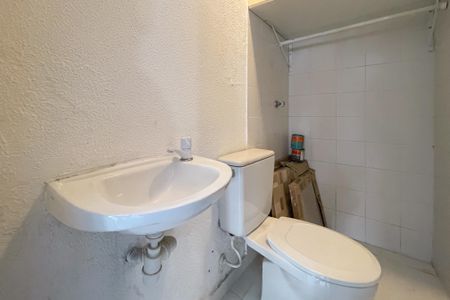 Casa de condomínio à venda com 100m², 2 quartos e 2 vagasBanheiro de serviço