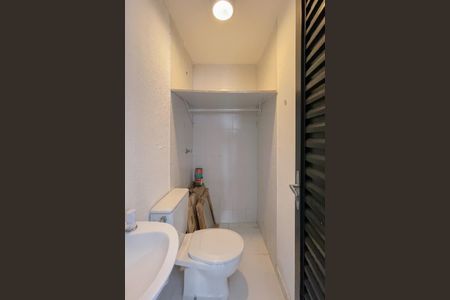 Casa de condomínio à venda com 100m², 2 quartos e 2 vagasBanheiro de serviço