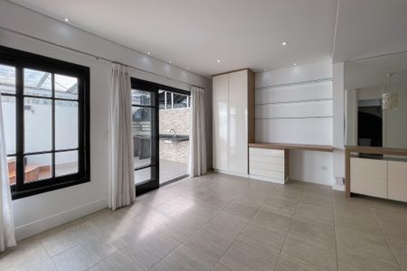 Casa de condomínio à venda com 100m², 2 quartos e 2 vagasSala