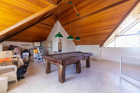 Casa de condomínio à venda com 400m², 3 quartos e 2 vagasSótão