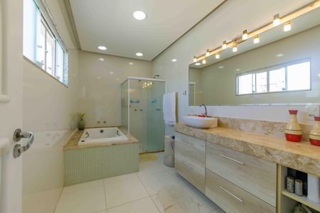 Casa de condomínio à venda com 400m², 3 quartos e 2 vagasBanheiro da Suíte 2