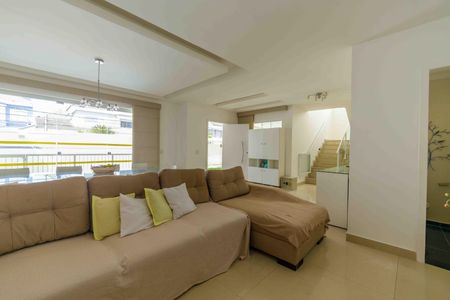 Casa de condomínio à venda com 400m², 3 quartos e 2 vagasSala