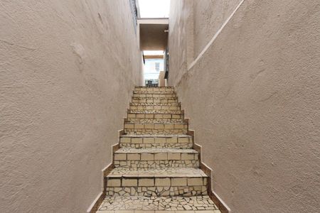 Casa à venda com 400m², 5 quartos e 4 vagasEscada acesso aos Fundos 