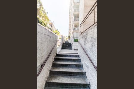 Apartamento para alugar com 50m², 2 quartos e 1 vaga Apartamento para alugar com 50m², 2 quartos e 1 vagaEscada