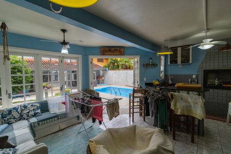 Casa à venda com 306m², 4 quartos e 2 vagasChurrasqueira