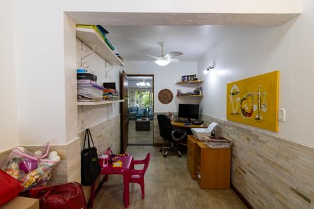 Casa à venda com 306m², 4 quartos e 2 vagasEscritório