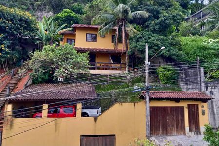 Casa de condomínio à venda com 200m², 3 quartos e 3 vagas Casa de condomínio à venda com 200m², 3 quartos e 3 vagasFachada