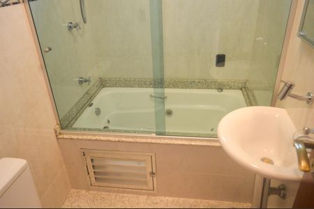 Casa à venda com 221m², 3 quartos e 2 vagas Casa à venda com 221m², 3 quartos e 2 vagasBanheiro Social