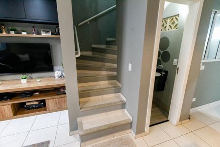 Casa à venda com 90m², 2 quartos e 2 vagasEscada acesso Suítes