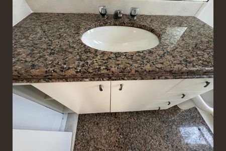 Apartamento para alugar com 270m², 3 quartos e 3 vagasSuíte 1 - Banheiro
