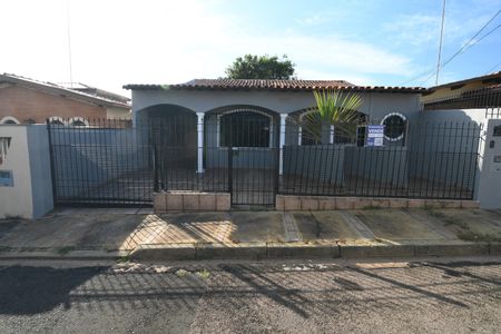 Casa à venda com 164m², 3 quartos e 2 vagasFachada