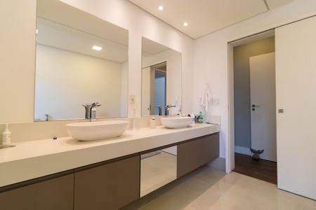 Apartamento à venda com 213m², 3 quartos e 4 vagasBanheiro da Suíte 01