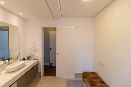Apartamento à venda com 213m², 3 quartos e 4 vagasBanheiro da Suíte 01