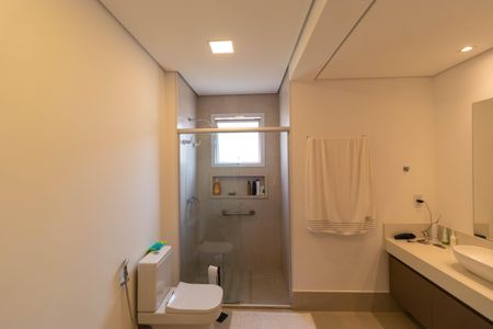 Apartamento à venda com 213m², 3 quartos e 4 vagasBanheiro da Suíte 01