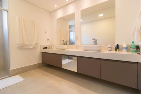 Apartamento à venda com 213m², 3 quartos e 4 vagasBanheiro da Suíte 01