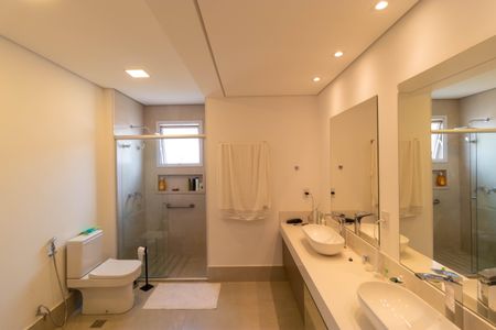 Apartamento à venda com 213m², 3 quartos e 4 vagasBanheiro da Suíte 01