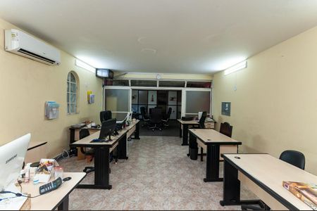 Casa à venda com 279m², 3 quartos e sem vaga Casa à venda com 279m², 3 quartos e sem vagaSala