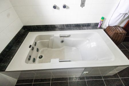 Casa à venda com 350m², 4 quartos e 3 vagas Casa à venda com 350m², 4 quartos e 3 vagasBanheiro Suíte 1