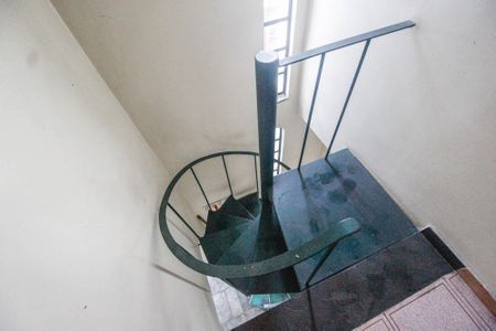 Casa à venda com 350m², 4 quartos e 3 vagas Casa à venda com 350m², 4 quartos e 3 vagasEscada