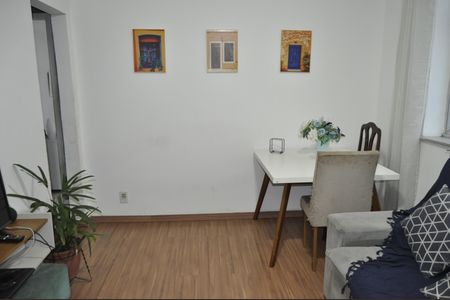 Apartamento à venda com 77m², 2 quartos e sem vagaSala