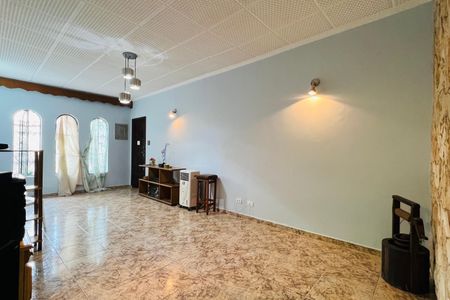 Casa para alugar com 228m², 4 quartos e 6 vagas Casa para alugar com 228m², 4 quartos e 6 vagasSala