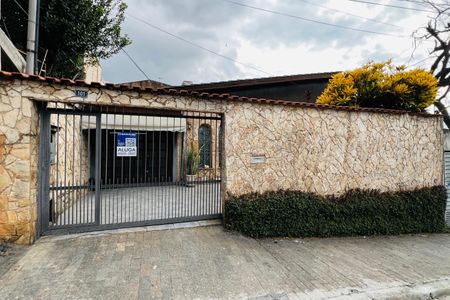 Casa para alugar com 228m², 4 quartos e 6 vagas Casa para alugar com 228m², 4 quartos e 6 vagasFachada e Placa