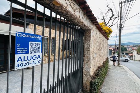 Casa para alugar com 228m², 4 quartos e 6 vagas Casa para alugar com 228m², 4 quartos e 6 vagasFachada e Placa